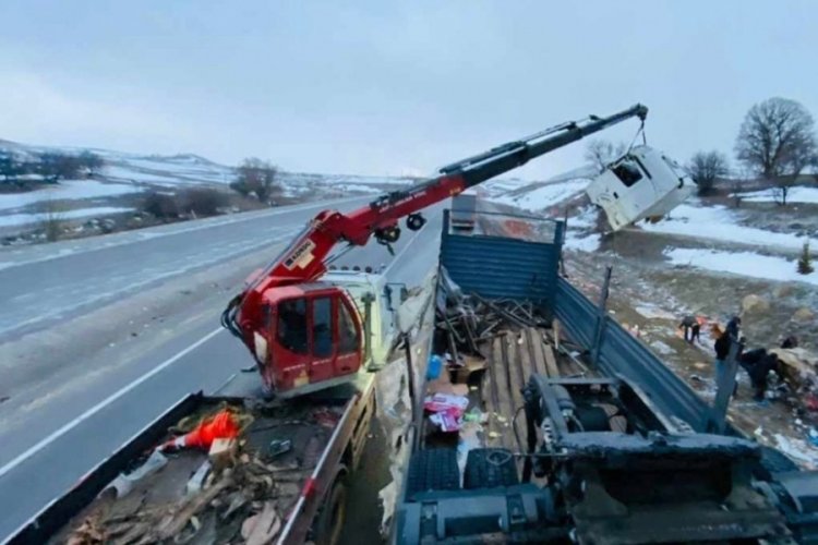 Afyonkarahisar'da 2 TIR &ccedil;arpıştı