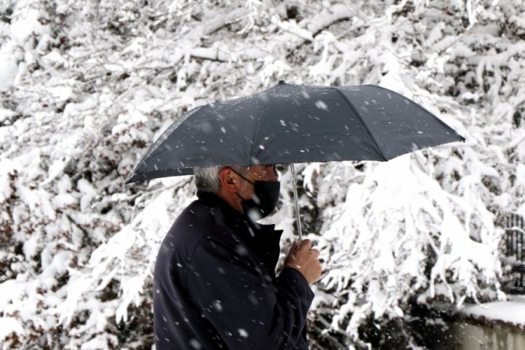 Erzincan'da kar ve tipiden 168 k&ouml;y yolu kapandı