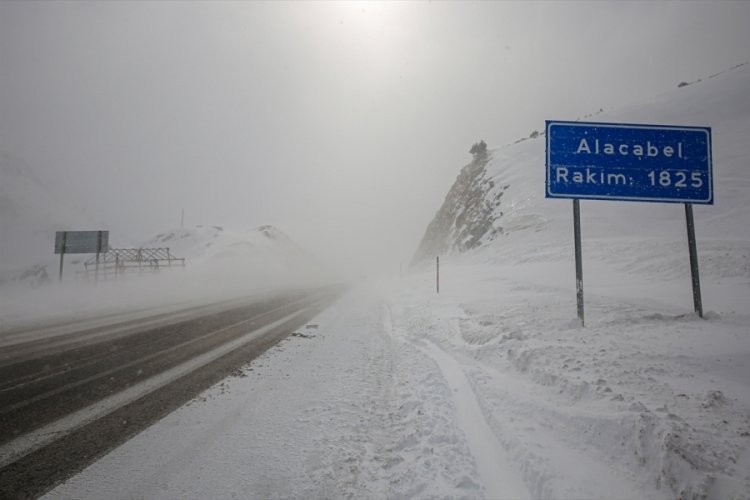 Tırlar, Antalya-Konya kara yolundan ge&ccedil;emiyor