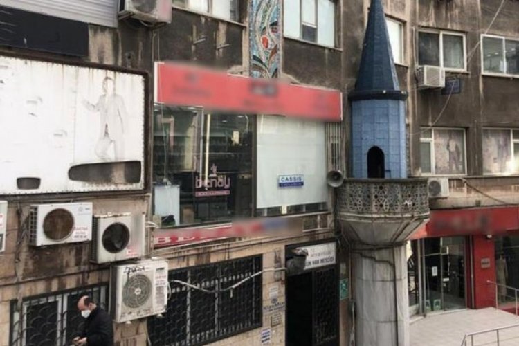 Binaya bitişik minare g&ouml;renleri hayrete d&uuml;ş&uuml;r&uuml;yor