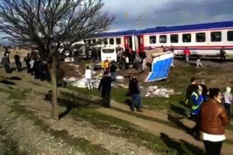 Kamyonet ve tren, hemzemin ge&ccedil;itte &ccedil;arpıştı...