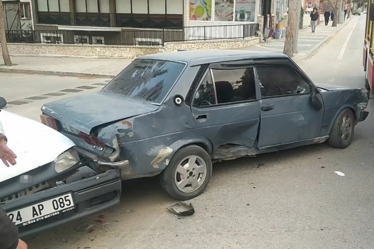 Kararsız s&uuml;r&uuml;c&uuml; itfaiyeye &ccedil;arptı!
