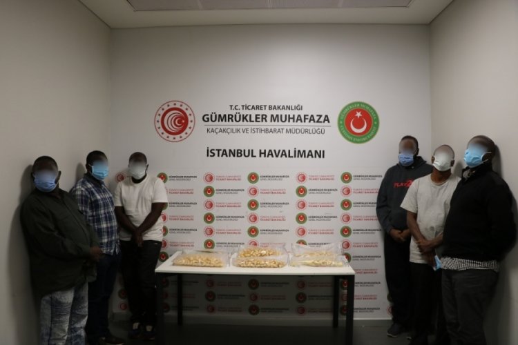 İstanbul Havalimanı'nda uyuşturucu operasyonu: 8 g&ouml;zaltı
