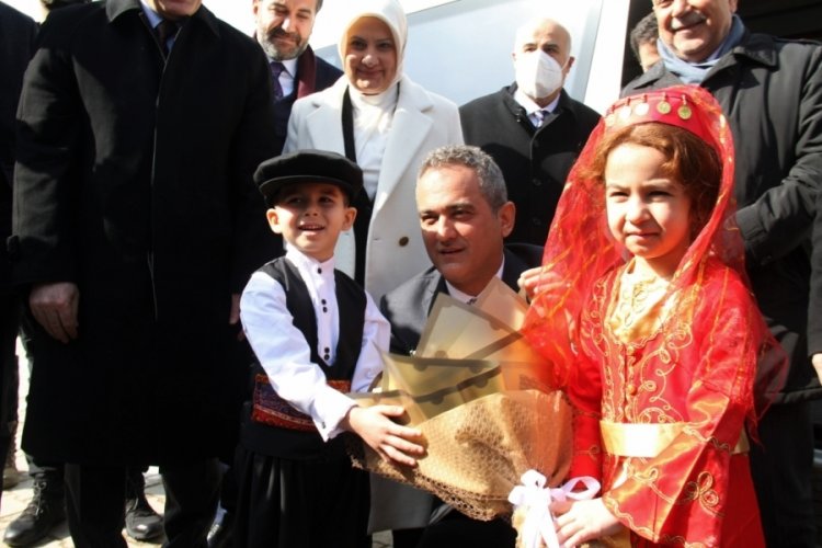 Milli Eğitim Bakanı, Elazığ'da k&uuml;t&uuml;phanenin a&ccedil;ılışını yaptı