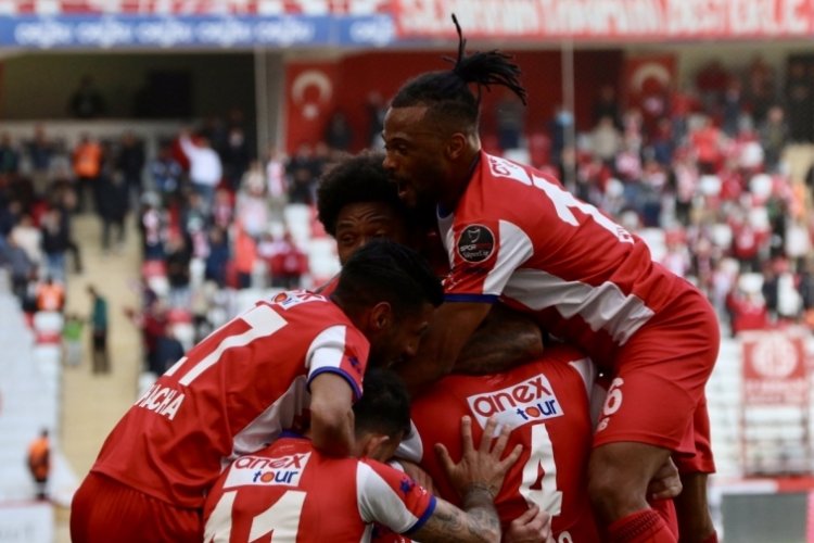 Antalyaspor, &ccedil;ıkışını s&uuml;rd&uuml;rd&uuml;