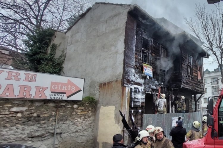 İstanbul'da 2 katlı tarihi yapı alevlere teslim oldu