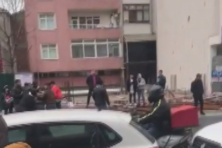 İstanbul'da sokak ortasında tekmeli yumruklu kavga&nbsp;