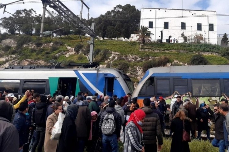 Tunus'ta trenler &ccedil;arpıştı: 95 yaralı