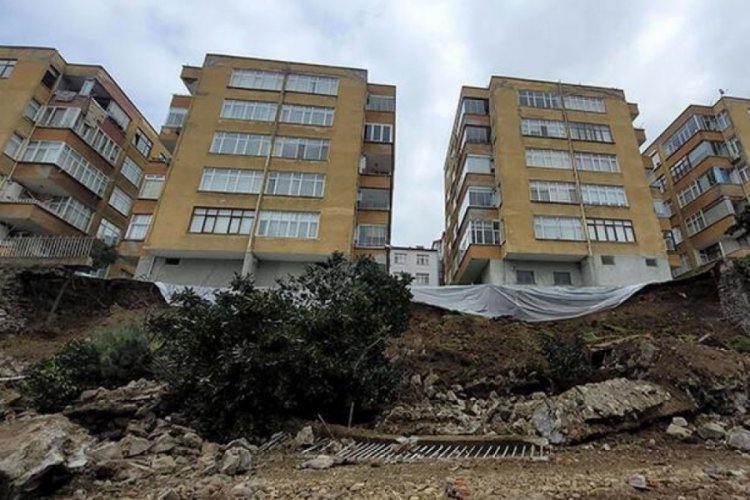 Heyelan y&uuml;z&uuml;nden boşaltılan sitede naylonlu &ouml;nlem