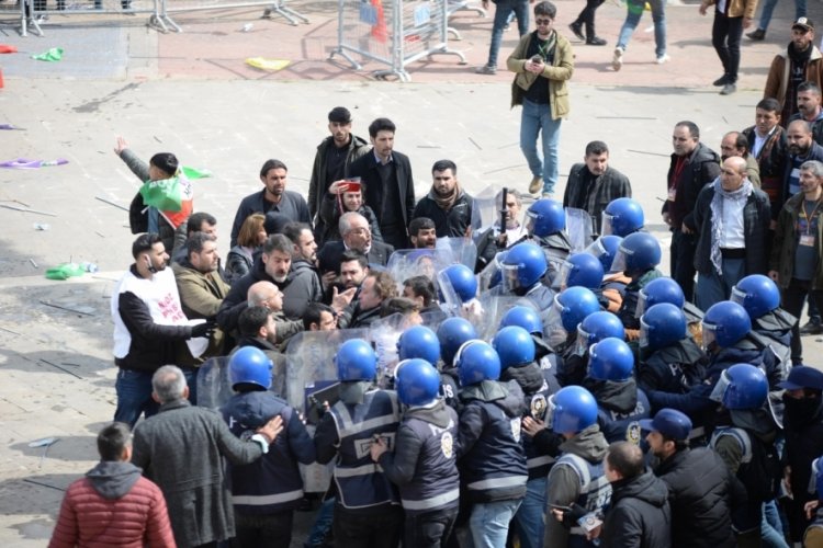 Nevruz etkinliğinde PKK lehine slogan atanlara g&ouml;zaltı
