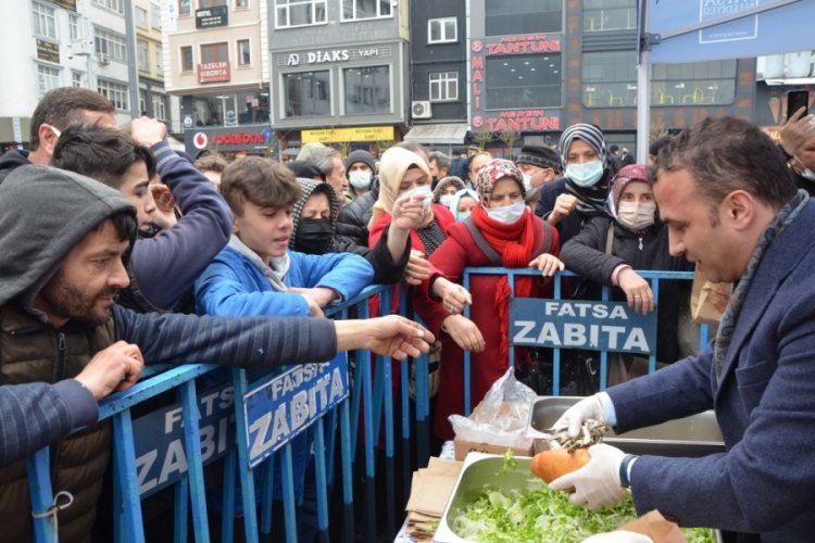 Ordu'da tonlarca hamsi vatandaşlara ikram edildi