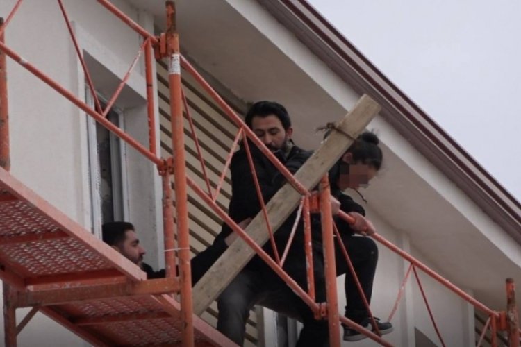 &Ccedil;orum'da polis, gen&ccedil; kızı son anda kurtardı