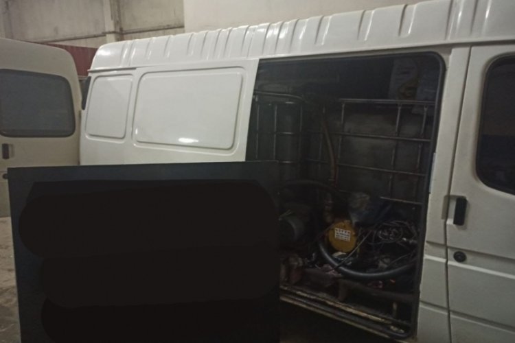 Tankın i&ccedil;ine 2 ton 800 litre ka&ccedil;ak akaryakıt gizlediler