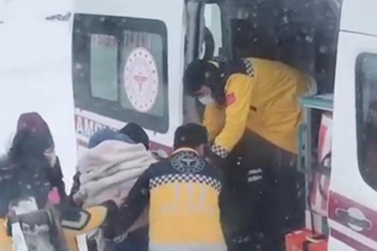 K&ouml;ydeki hasta, ambulansa kep&ccedil;eyle taşındı
