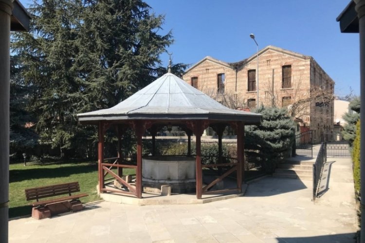 Hırsızlar cami musluklarını &ccedil;aldı