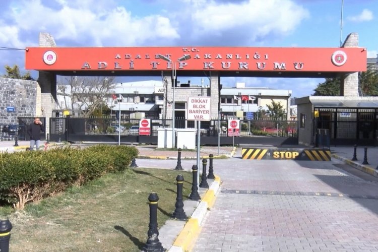 İstanbul'da &ouml;l&uuml; bulunan &ccedil;iftin cenazeleri Adli Tıp Kurumu'ndan alındı