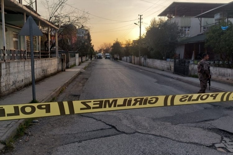 Polisten ka&ccedil;an ş&uuml;phelilere yola el bombası attı