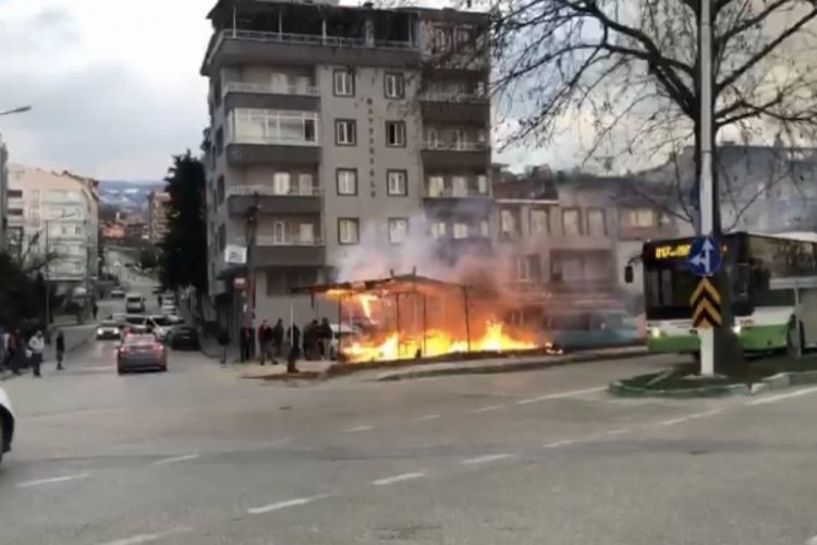 Bursa'da manav d&uuml;kkanında &ccedil;ıkan yangın ara&ccedil;lara sı&ccedil;radı