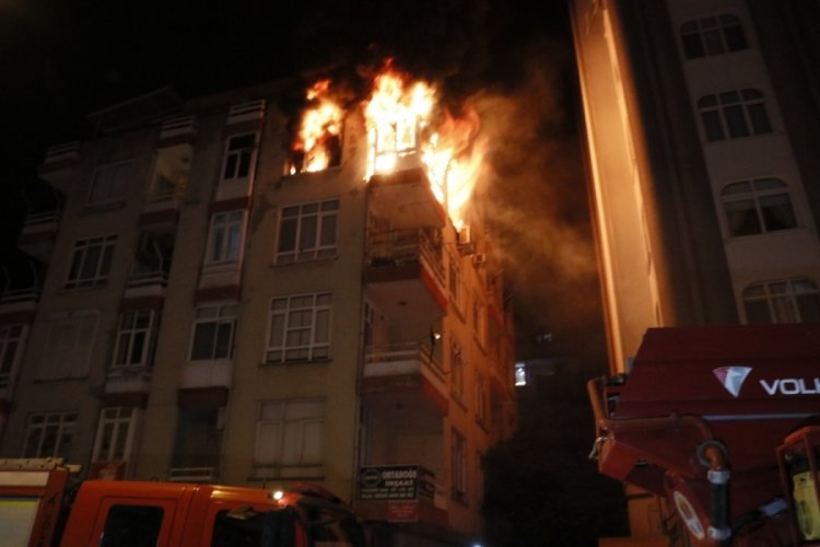 &Uuml;&ccedil;l&uuml; priz yangın &ccedil;ıkarttı, ev k&uuml;le d&ouml;nd&uuml;!