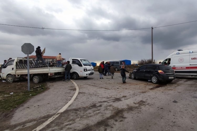 Otomobil ile kamyonet &ccedil;arpıştı: 1 yaralı