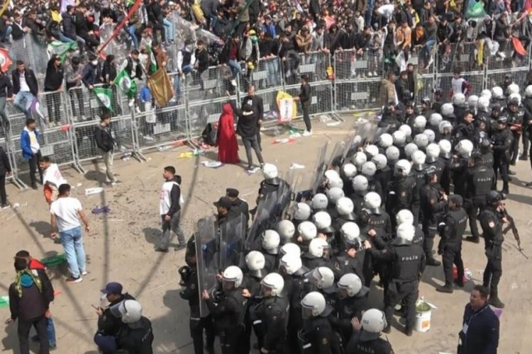 Diyarbakır'da Nevruz etkinliğinde ortalık karıştı: 298 g&ouml;zaltı