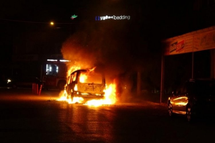 Bursa'da bir ara&ccedil; sahibinin g&ouml;z&uuml; &ouml;n&uuml;nde alev alev yanarak k&uuml;l oldu