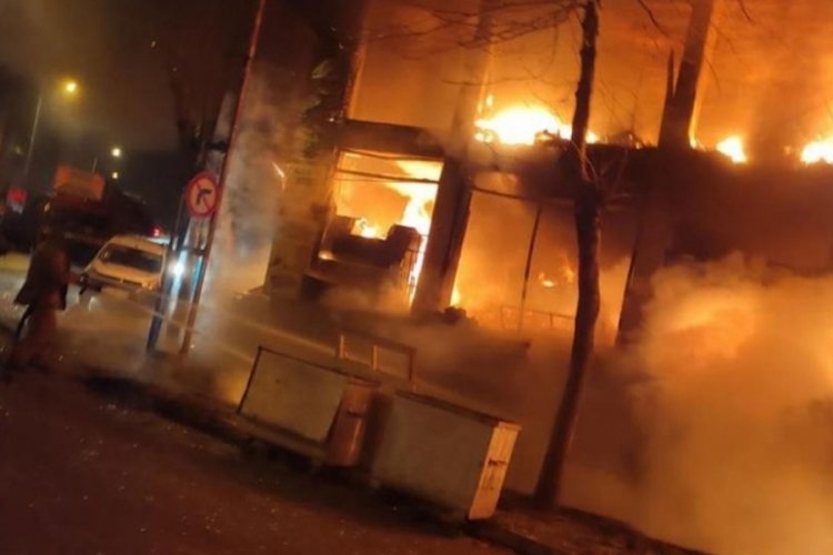 İkinci el eşya satan işyeri alevlere teslim oldu