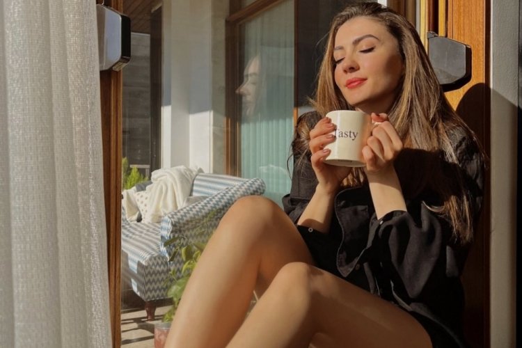 Burcu &Ouml;zberk'ten pencere &ouml;n&uuml; pozu
