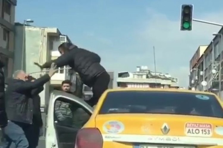 İstanbul'da yol verme kavgasında, u&ccedil;an tekmeyle saldırdı