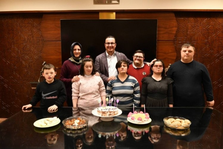 Bursa'da Down sendromlu &ccedil;ocuklardan doğum g&uuml;n&uuml; s&uuml;rprizi