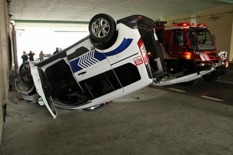 Altge&ccedil;itte polis aracı devrildi