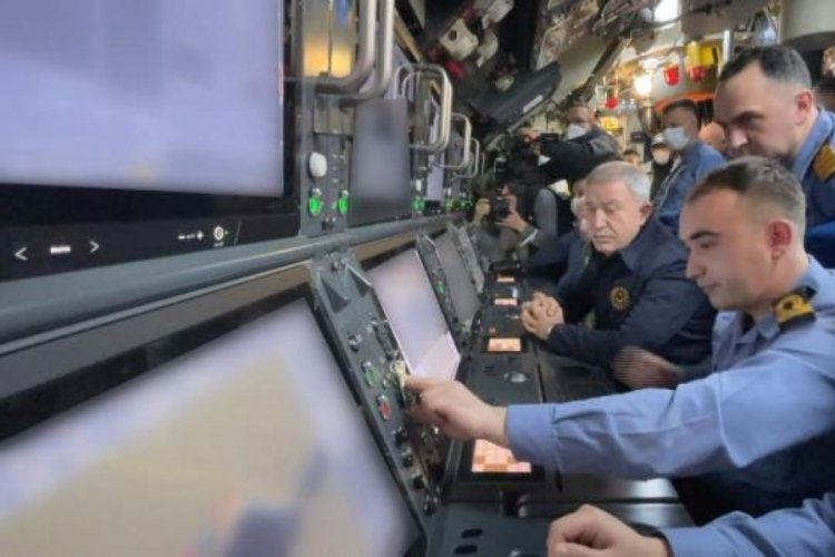İlk atış Bakan Hulusi Akar'dan: Milli torpido ile tam isabet