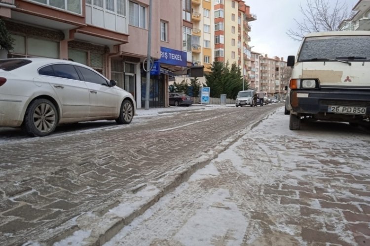 Bu yolda ara&ccedil;lar adeta zıplıyor