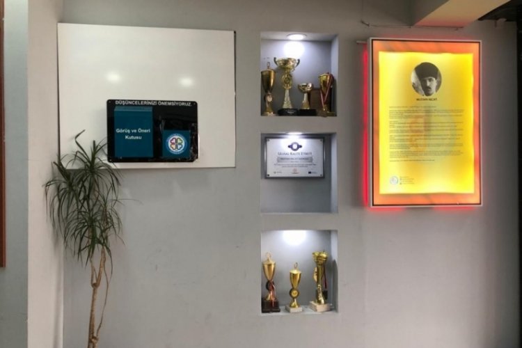 Bursa'da kendisi k&uuml;&ccedil;&uuml;k &ouml;yk&uuml;s&uuml; b&uuml;y&uuml;k bir okul (&Ouml;ZEL HABER)