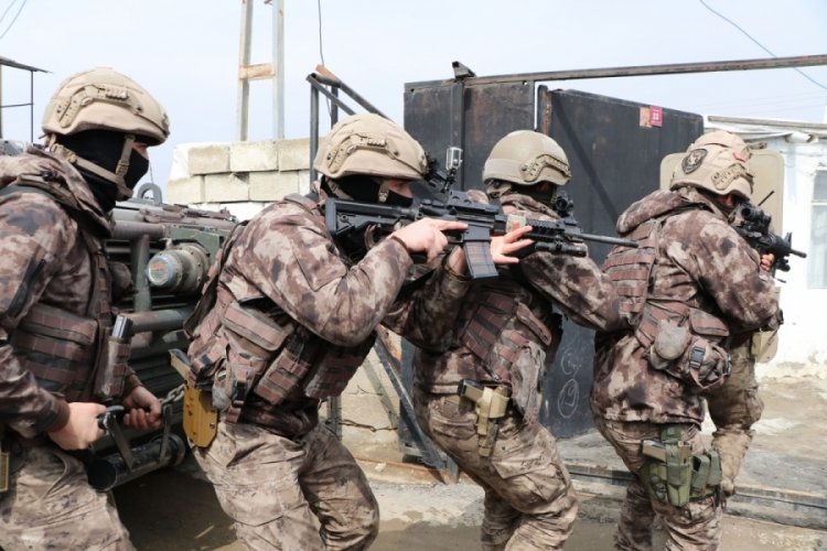 Van'da bir evde 28 ka&ccedil;ak g&ouml;&ccedil;men yakalandı