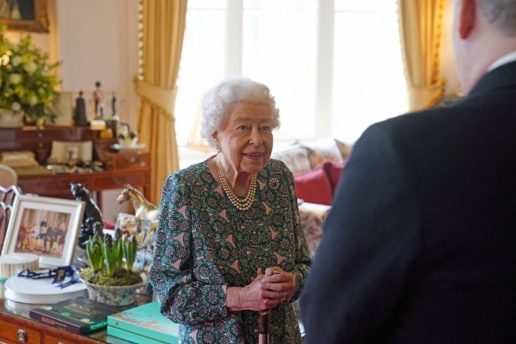 İngiltere Krali&ccedil;esi Elizabeth'in tekerlekli sandalye kullandığı iddia edildi