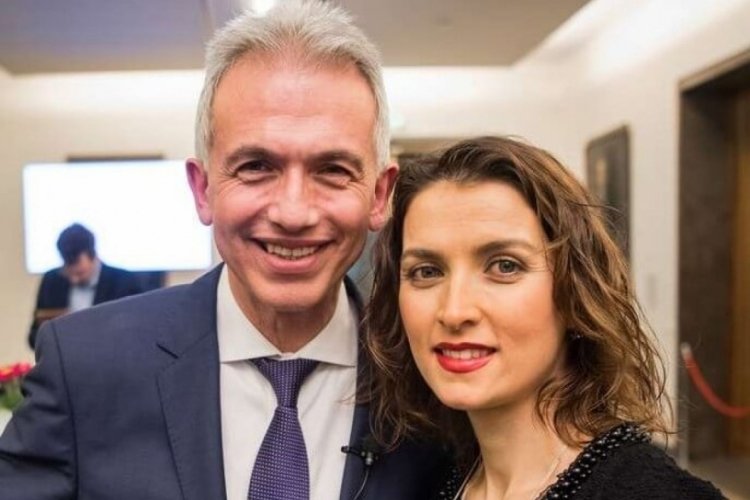 Frankfurt Belediye Başkanını T&uuml;rk eşi yaktı!