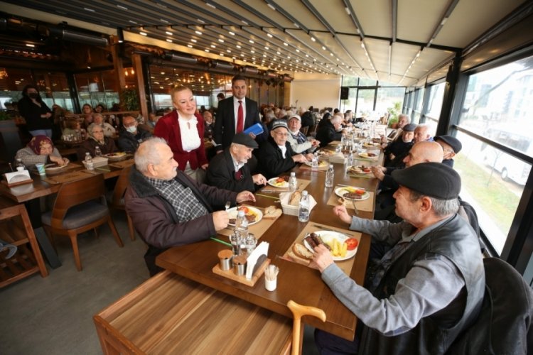 Bursa'da huzurevi sakinleri doyasıya eğlendi