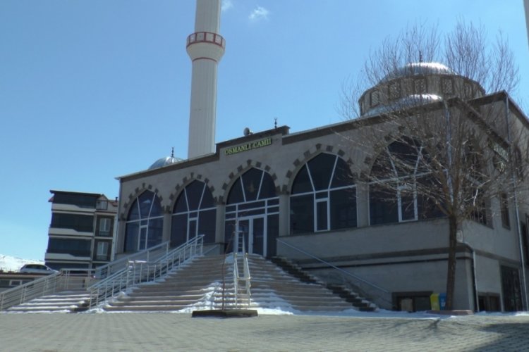 Sabahladığı camiden sadaka kutusundaki paraları &ccedil;alıp gitti