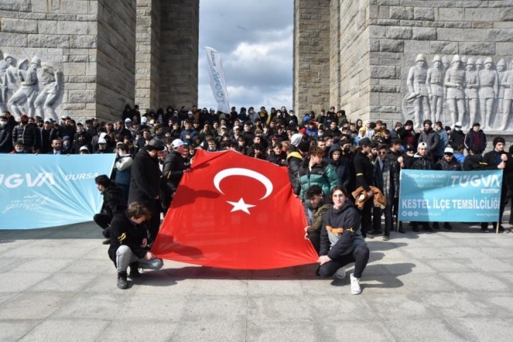 &Ccedil;anakkale'ye giden T&Uuml;GVA &ouml;ğrencileri şehitlikleri gezdi