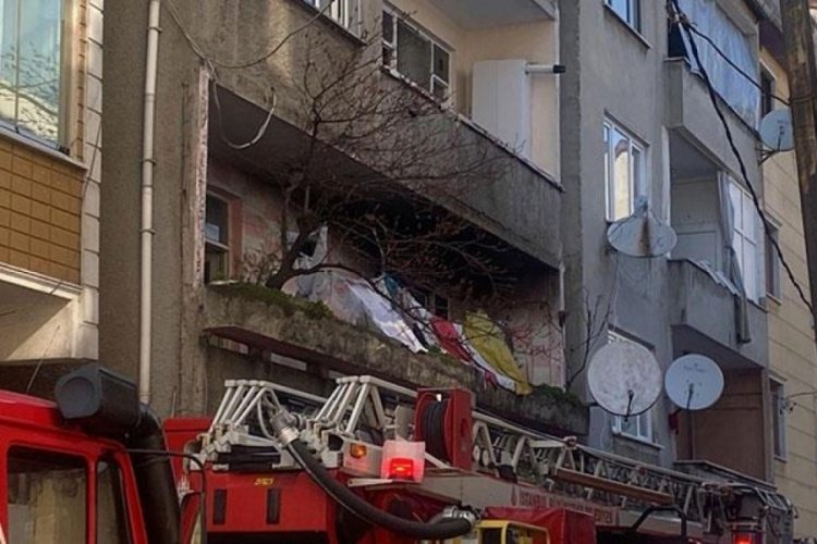 İstanbul'da 3 katlı binada yangın: 1 &ouml;l&uuml;