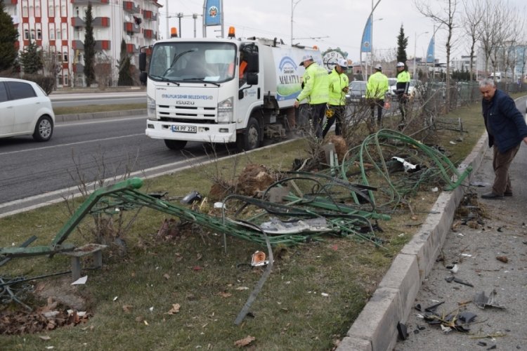 Ref&uuml;je &ccedil;arpan otomobilde can pazarı: 1'i ağır 3 yaralı