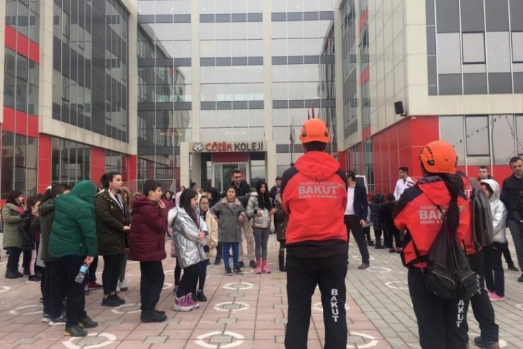 BAKUT'tan Bursa &Ccedil;&ouml;z&uuml;m Koleji &ouml;ğrencilerine deprem tatbikatı