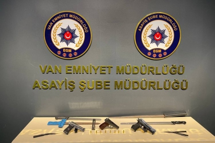 Van'da silahlı kavgada ortalık kan g&ouml;l&uuml;ne d&ouml;nd&uuml;: 1 &ouml;l&uuml;, 7 g&ouml;zaltı