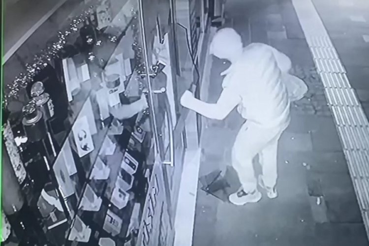 İş yerinin camını kırıp 15 telefonu &ccedil;aldı