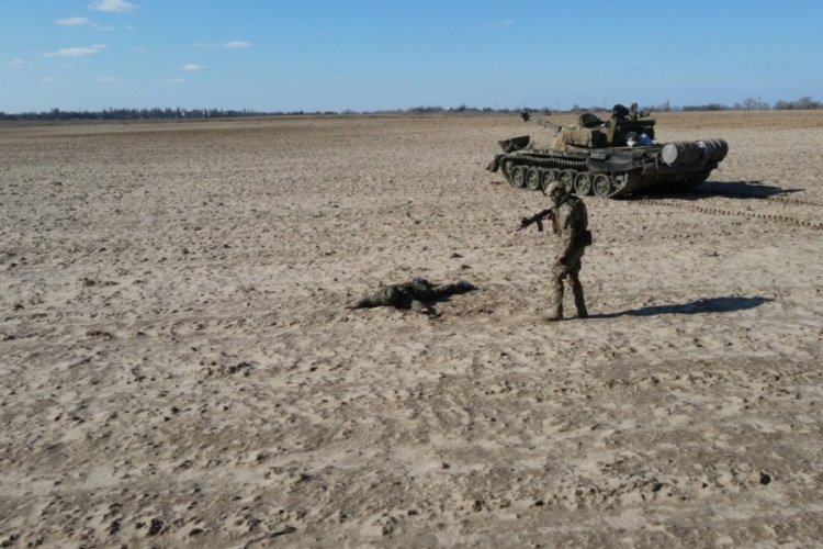 Rus askeri para &ouml;d&uuml;l&uuml; karşılığında tankıyla beraber Ukrayna'ya teslim oldu
