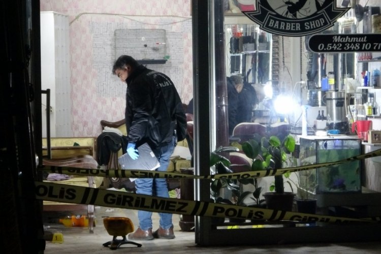 Berber d&uuml;kkanına silahlı saldırı: 1 &ouml;l&uuml;, 1 yaralı