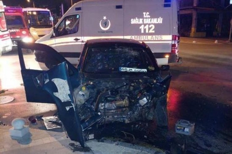 Alkoll&uuml; s&uuml;r&uuml;c&uuml; belediye otob&uuml;s&uuml;ne &ccedil;arptı: