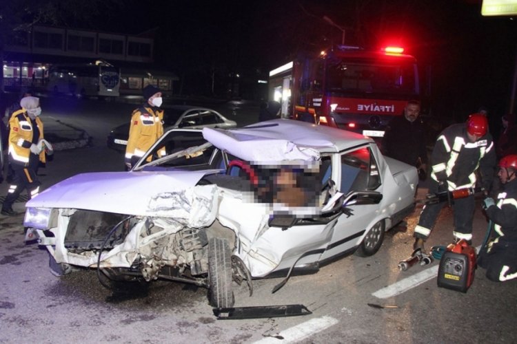 Feci kazada s&uuml;r&uuml;c&uuml; otomobilde sıkışarak can verdi