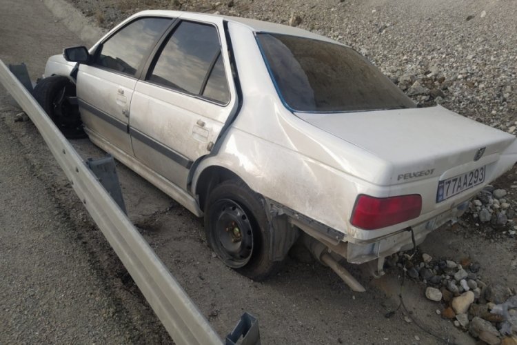 Dağdan kopan kaya par&ccedil;ası kazaya sebep oldu: 4 yaralı